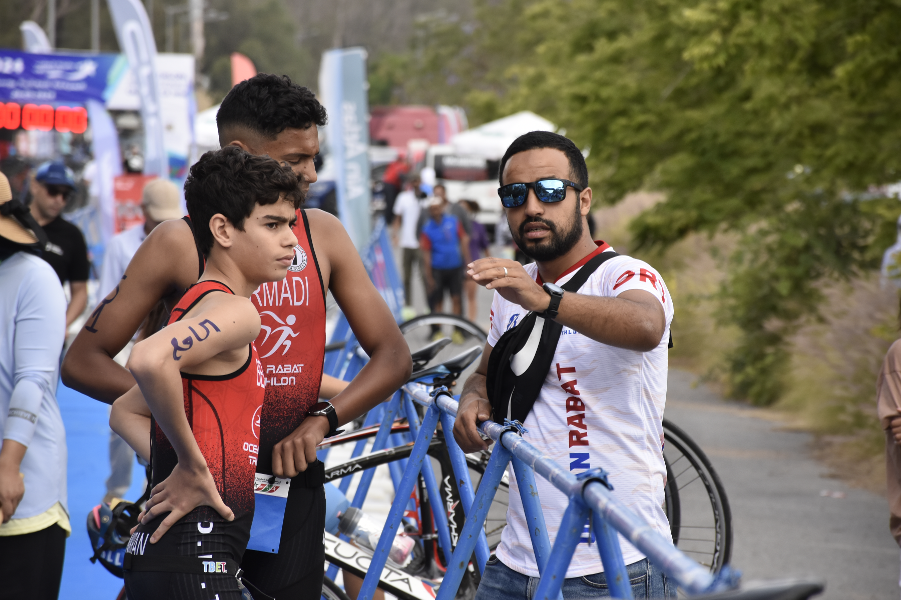 Coach Redouane Rchouk et ses deux champions elites, Adam Kermadi et Hamza Benkiran