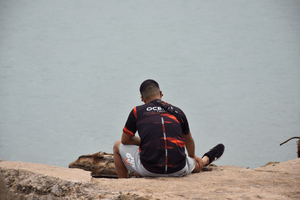 Coach Redouane Rchouk en attente la sortie de l'eau de ses jeunes triathlètes à Larache